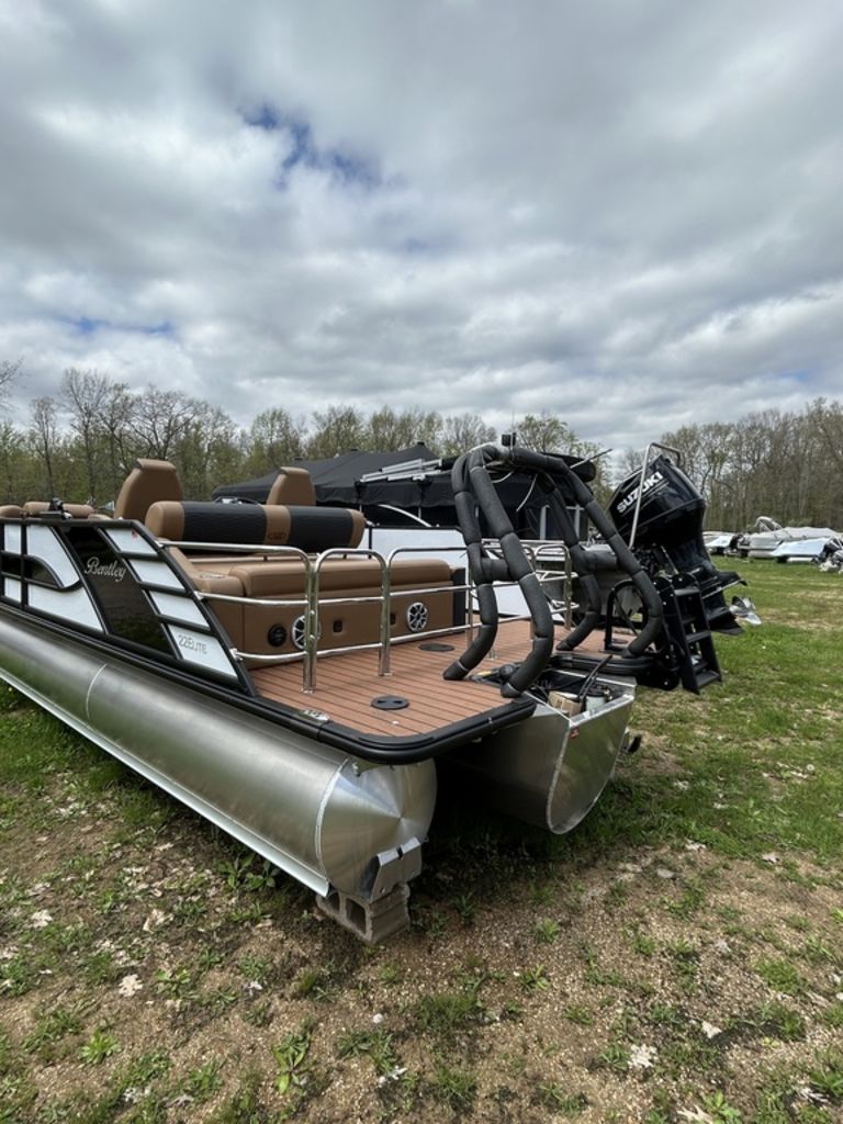 New Bentley Pontoons Elite Swingback Bench 223 XLP3 2026 for sale