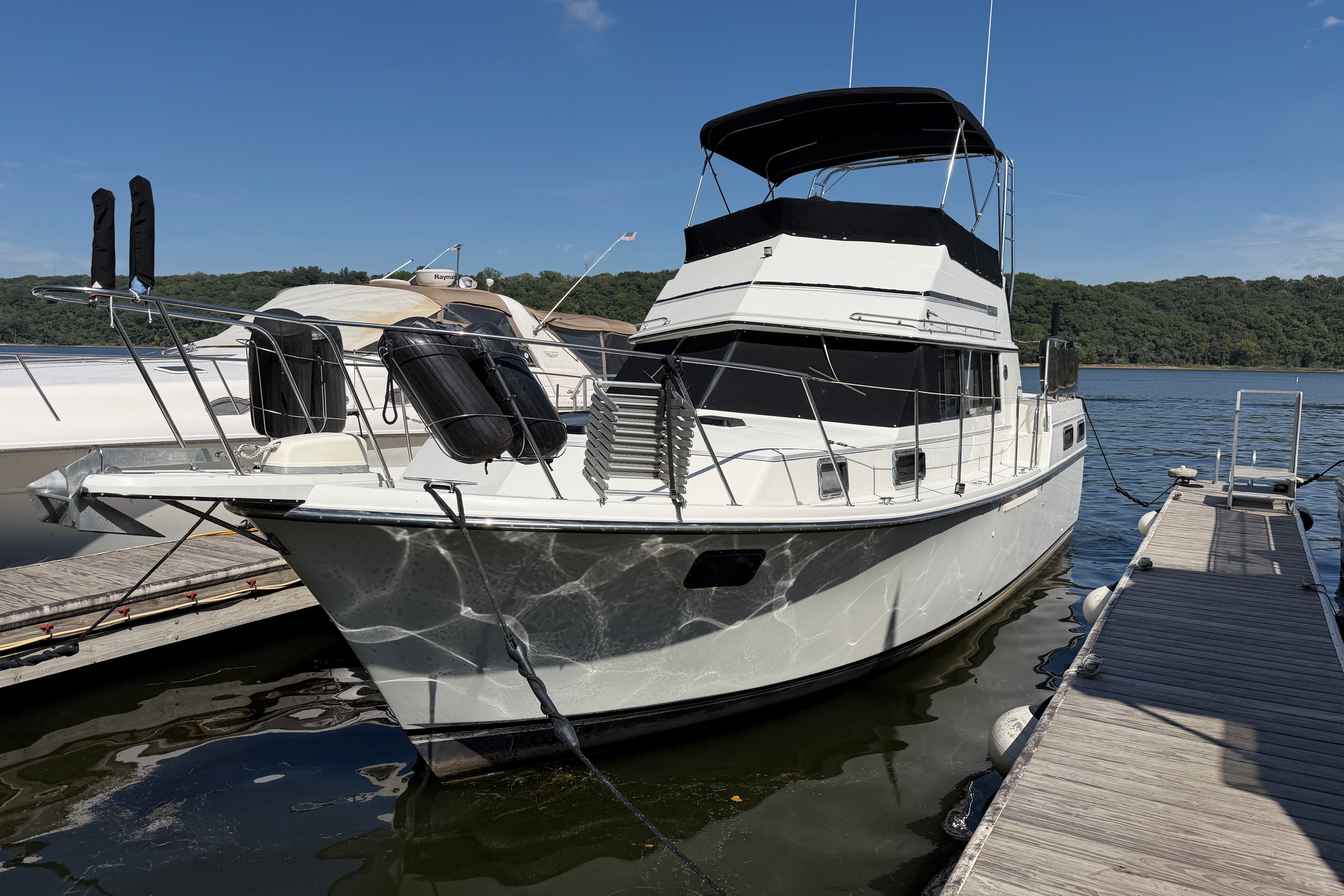 Used Carver 3607 Aft Cabin Motor Yacht 1989 for sale in Oak Park