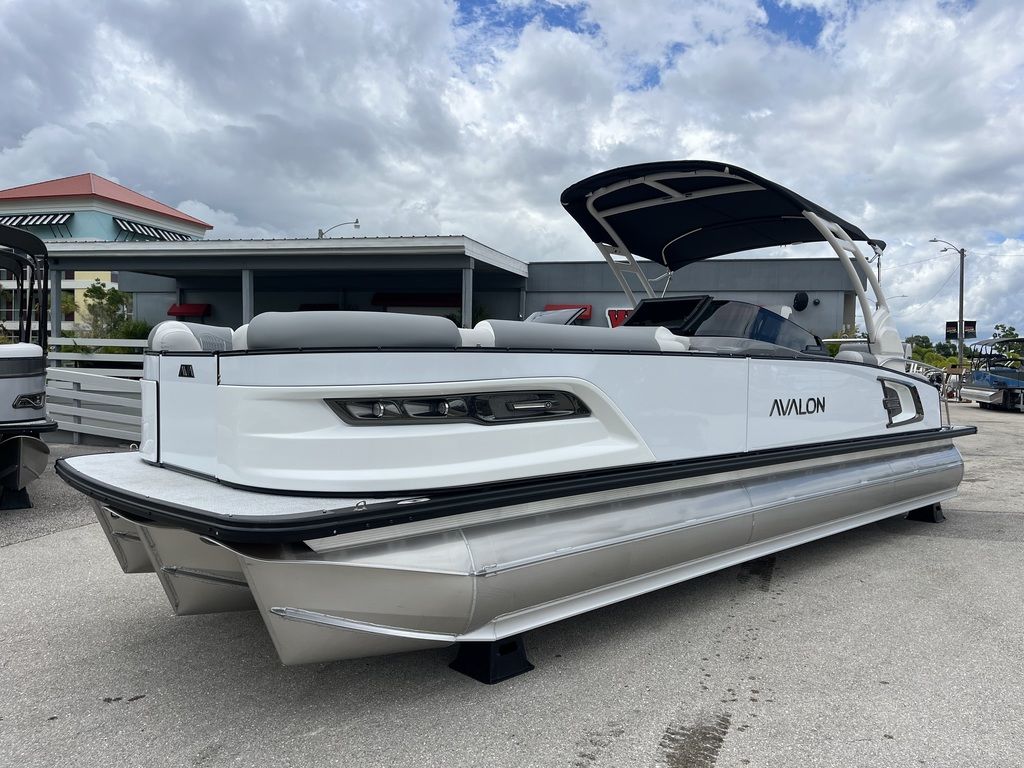 New Avalon 2785 Excalibur LTD Quad Lounge Windshield Tri Toon