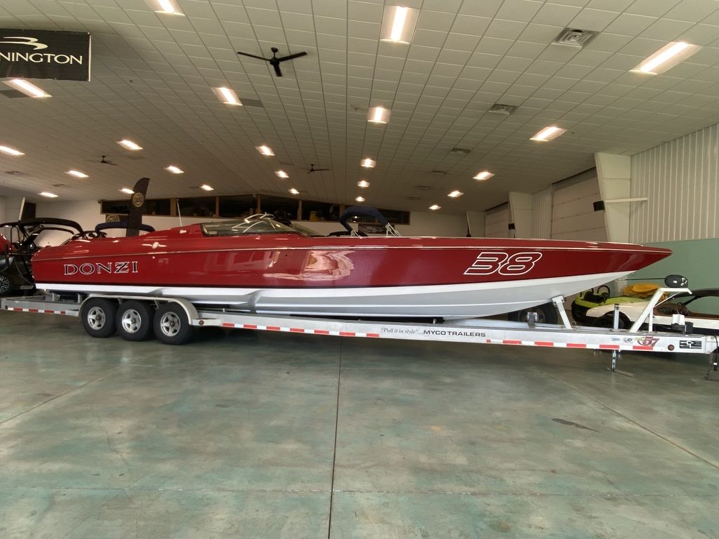 Used Donzi 38 ZRComp 2004 for sale in Dubuque, Iowa - Boatzon.com
