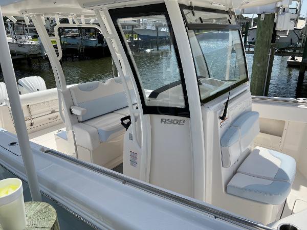 Used Robalo R302 2021 for sale in clayton, North Carolina - Boatzon.com