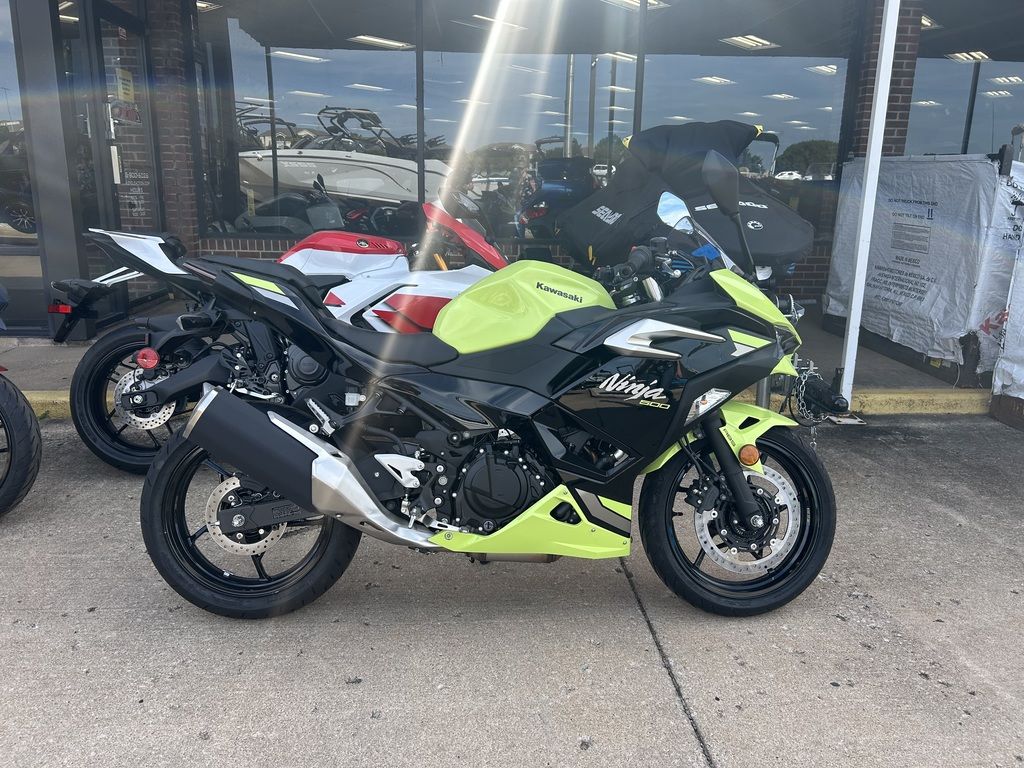 New Kawasaki Ninja 500 ABS Metallic Yellowish GreenEbony 2026 for