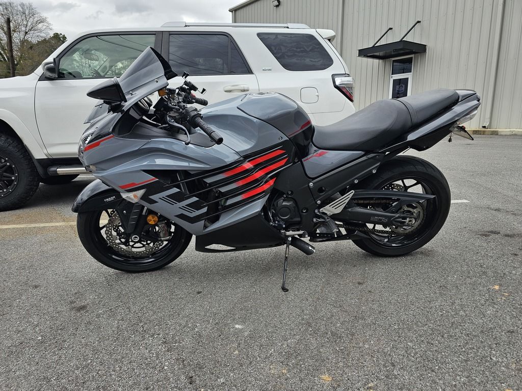 ftr55☆オーダー塗装　14インチ　パールホワイト☆ Used Kawasaki Ninja ZX14R ABS 2022 for sale in Gadsden, Alabama