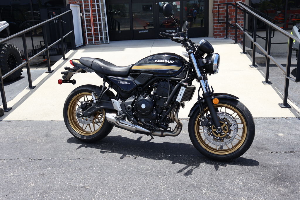 【シーズン間近激安価格】 ついに出た“4発ニーゴー”！カワサキ Ninja ZX-25R、気になる値段は