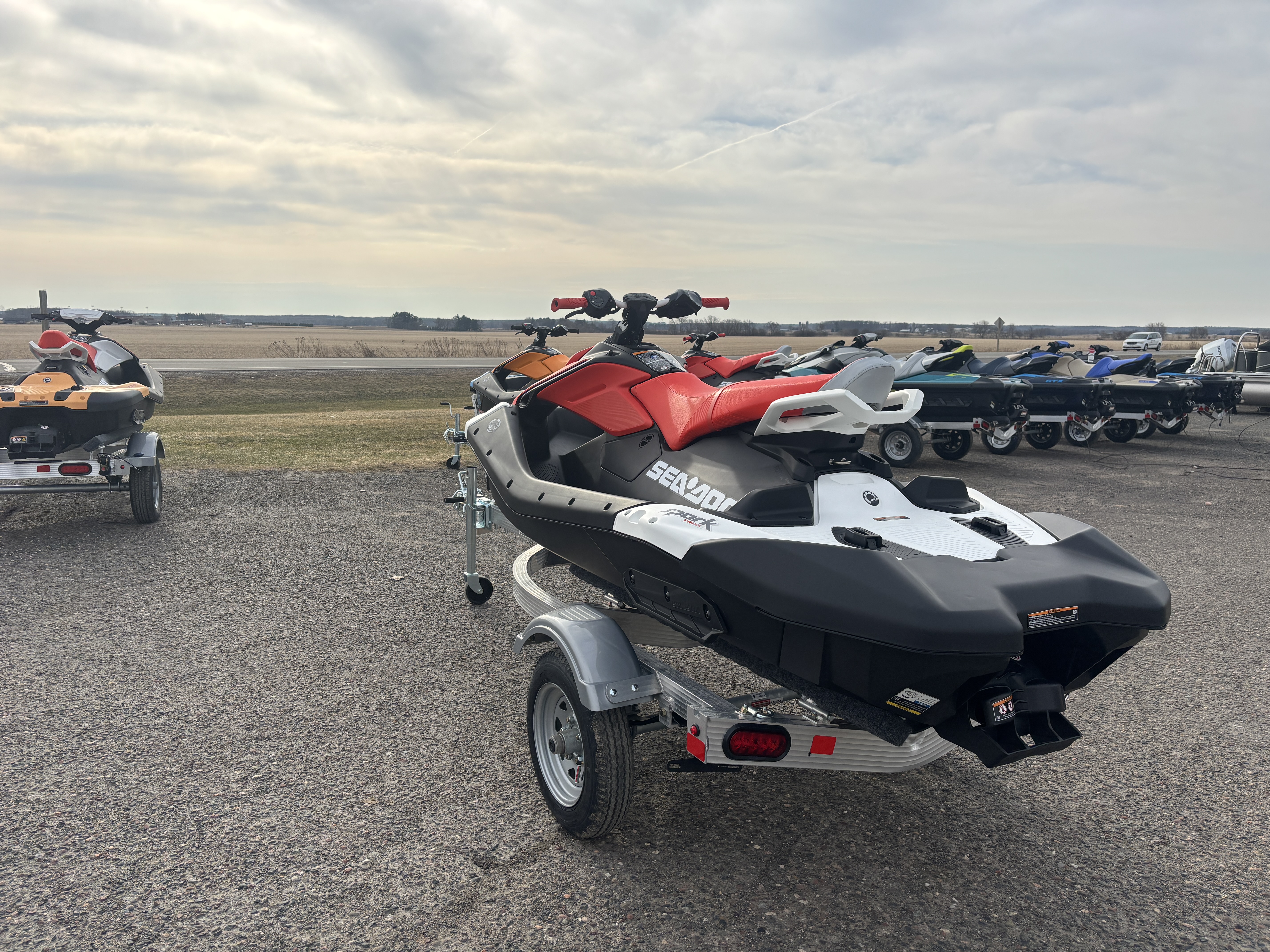 デイジー  New SeaDoo PWC SPARK TRIXX 90 WH 3UP IBR 26 2026 for sale in Clear