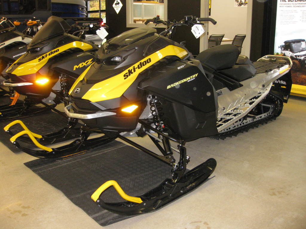 New Ski-Doo MXZ XRS 850 ETEC 137 Ice Rip XT 125 SShox105 inBlack