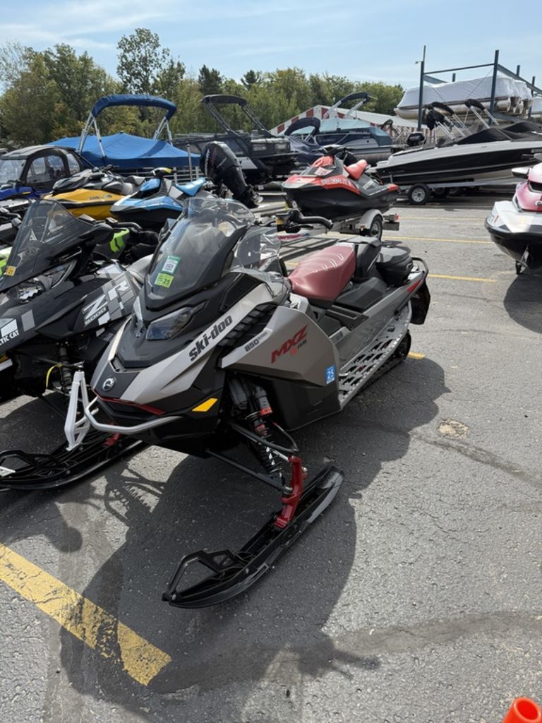 ロスト New Ski-Doo MXZ XRS 850 ETEC 137 Ice Rip XT 125 SShox105 inBlack