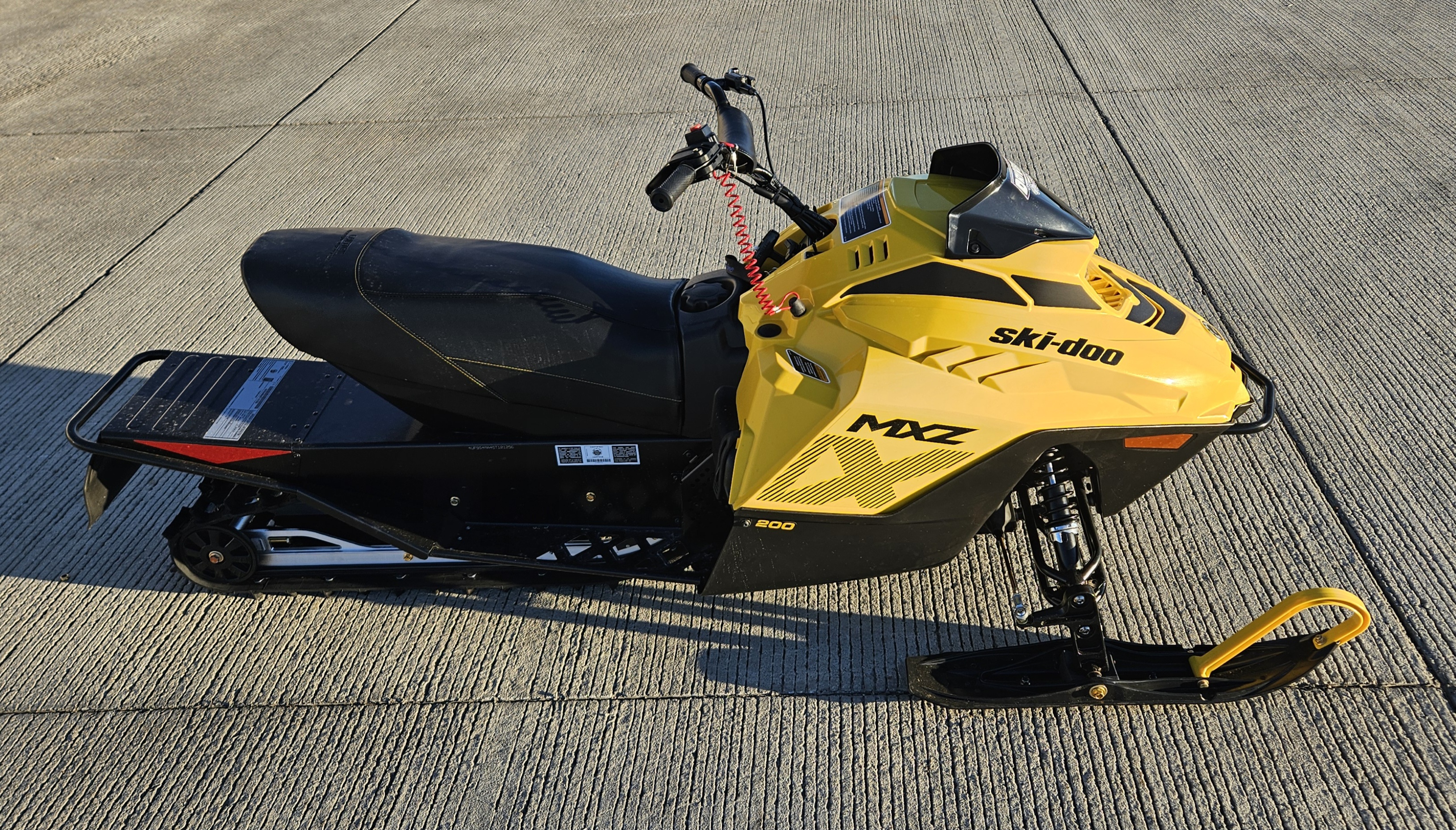 2025-skidoo-mxz-200-casper-