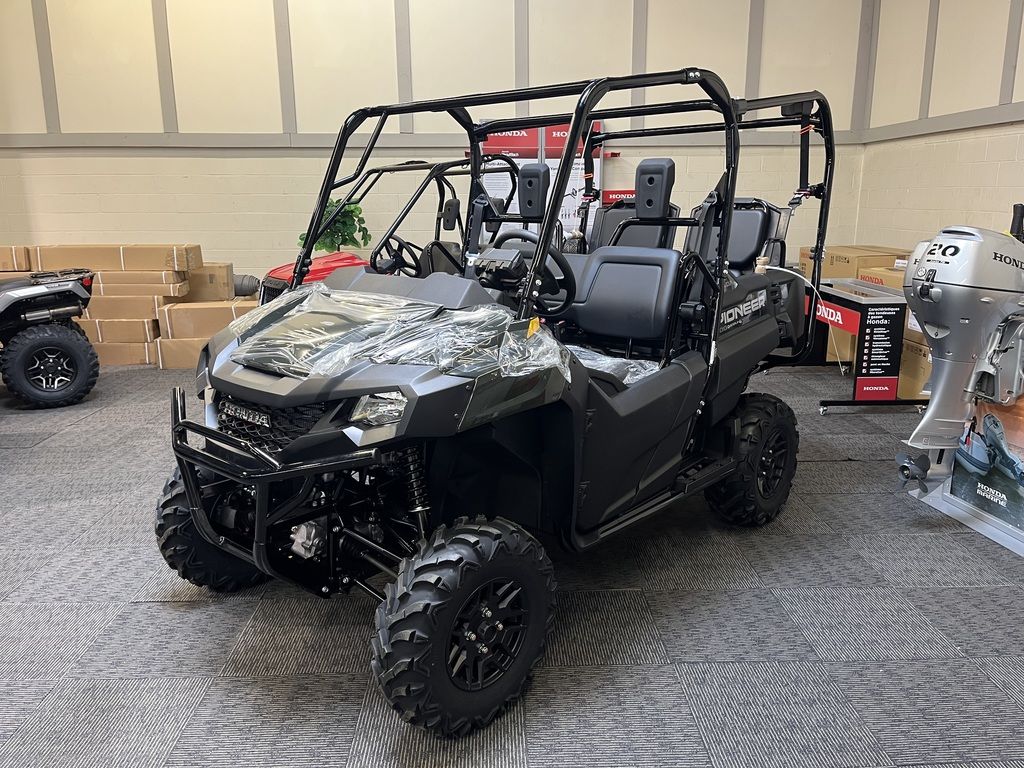 honda-pioneer-7004p-dlx-2025-