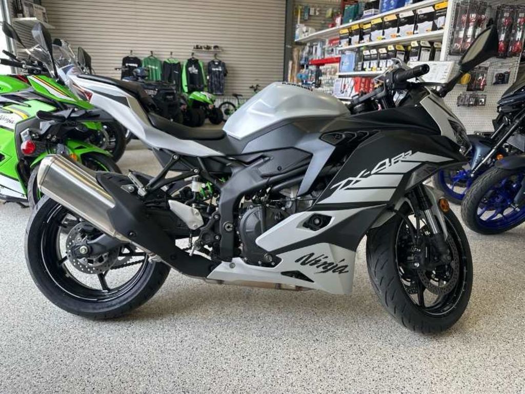 kawasaki-ninja-zx4rr-2025-