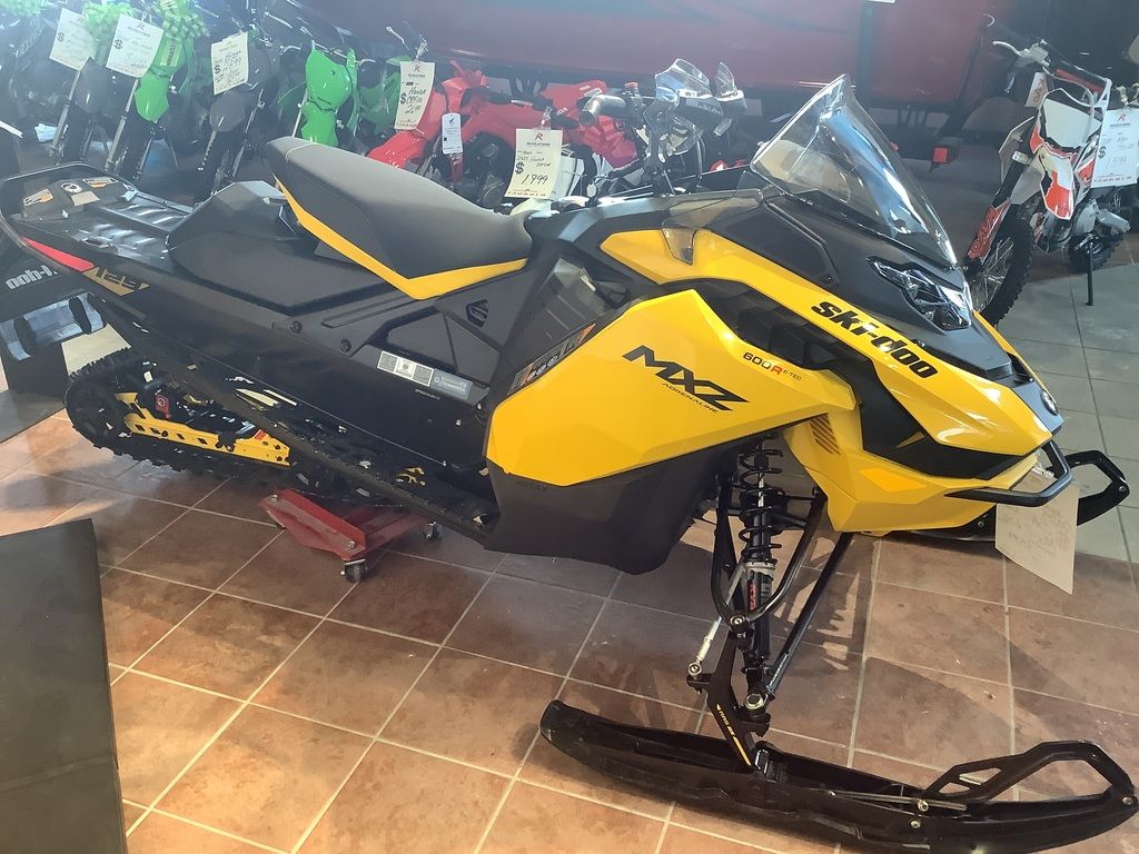 限定値下げSTCY. BULLET TWIN イエローティント New Ski-Doo MXZ Adrenaline 600R ETEC 129 RipSaw 125Yellow 2025 for